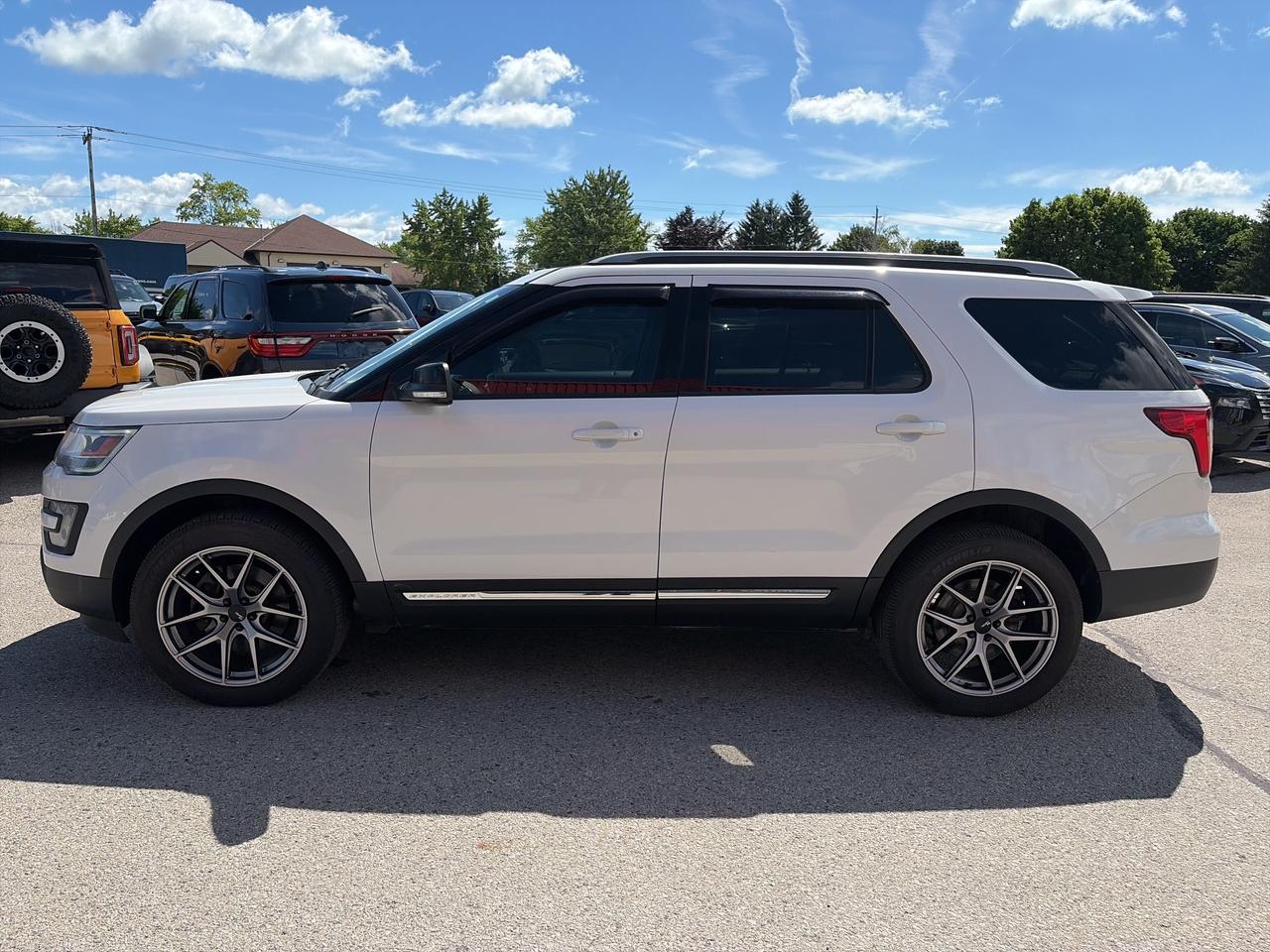 2017 Ford Explorer XLT, CLEAN CARFAX, 6 PASS, SUNROOF, LEATHER! Photo4