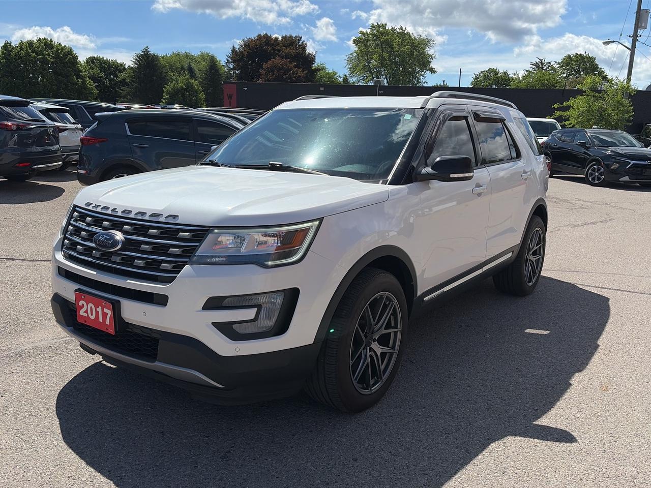 2017 Ford Explorer XLT, CLEAN CARFAX, 6 PASS, SUNROOF, LEATHER! Photo