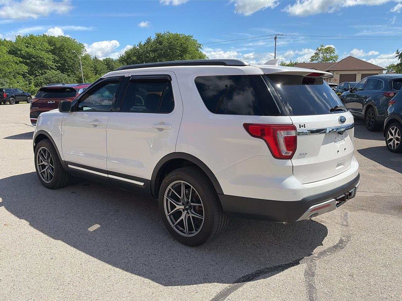 2017 Ford Explorer XLT, CLEAN CARFAX, 6 PASS, SUNROOF, LEATHER! Photo
