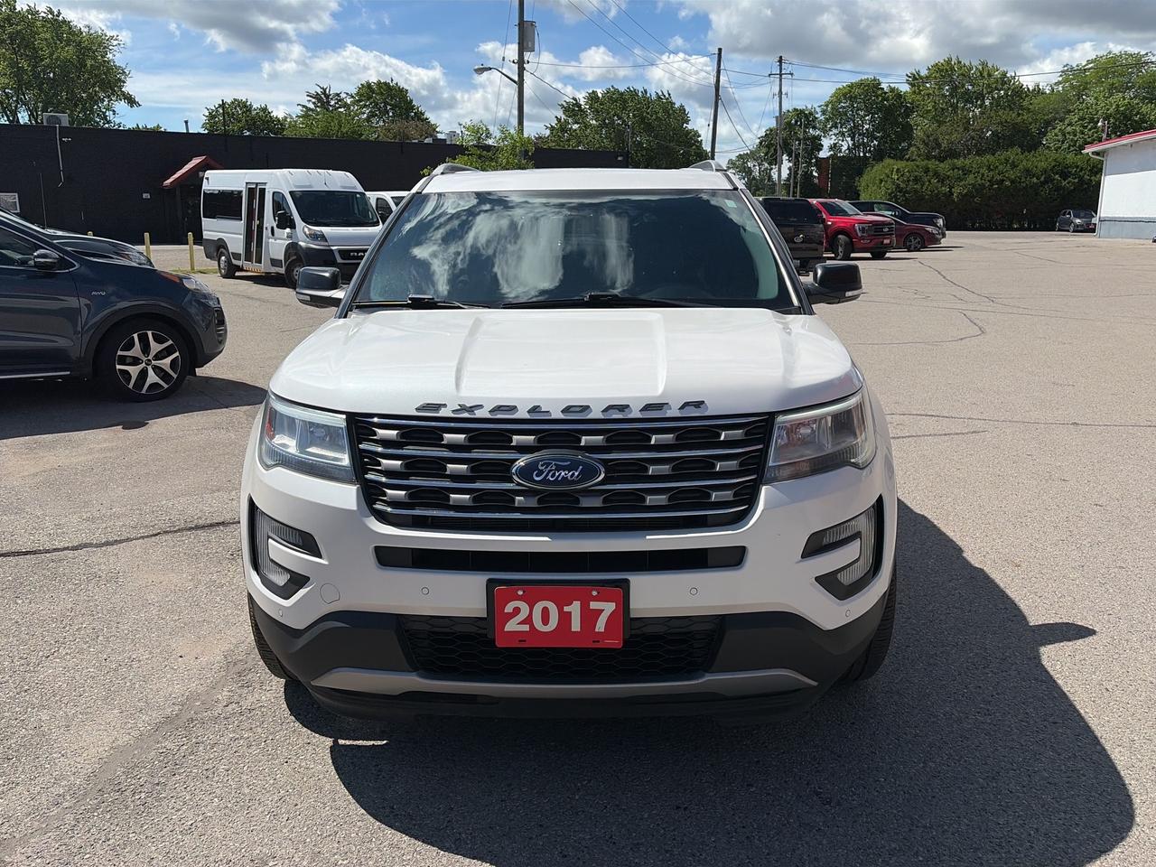 2017 Ford Explorer XLT, CLEAN CARFAX, 6 PASS, SUNROOF, LEATHER! Photo
