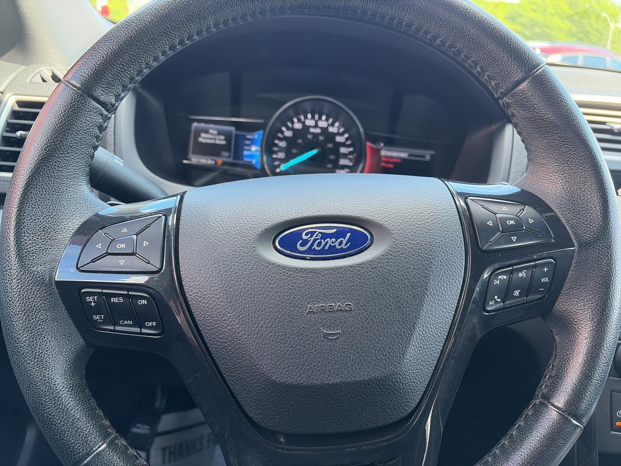 2017 Ford Explorer XLT, CLEAN CARFAX, 6 PASS, SUNROOF, LEATHER! Photo