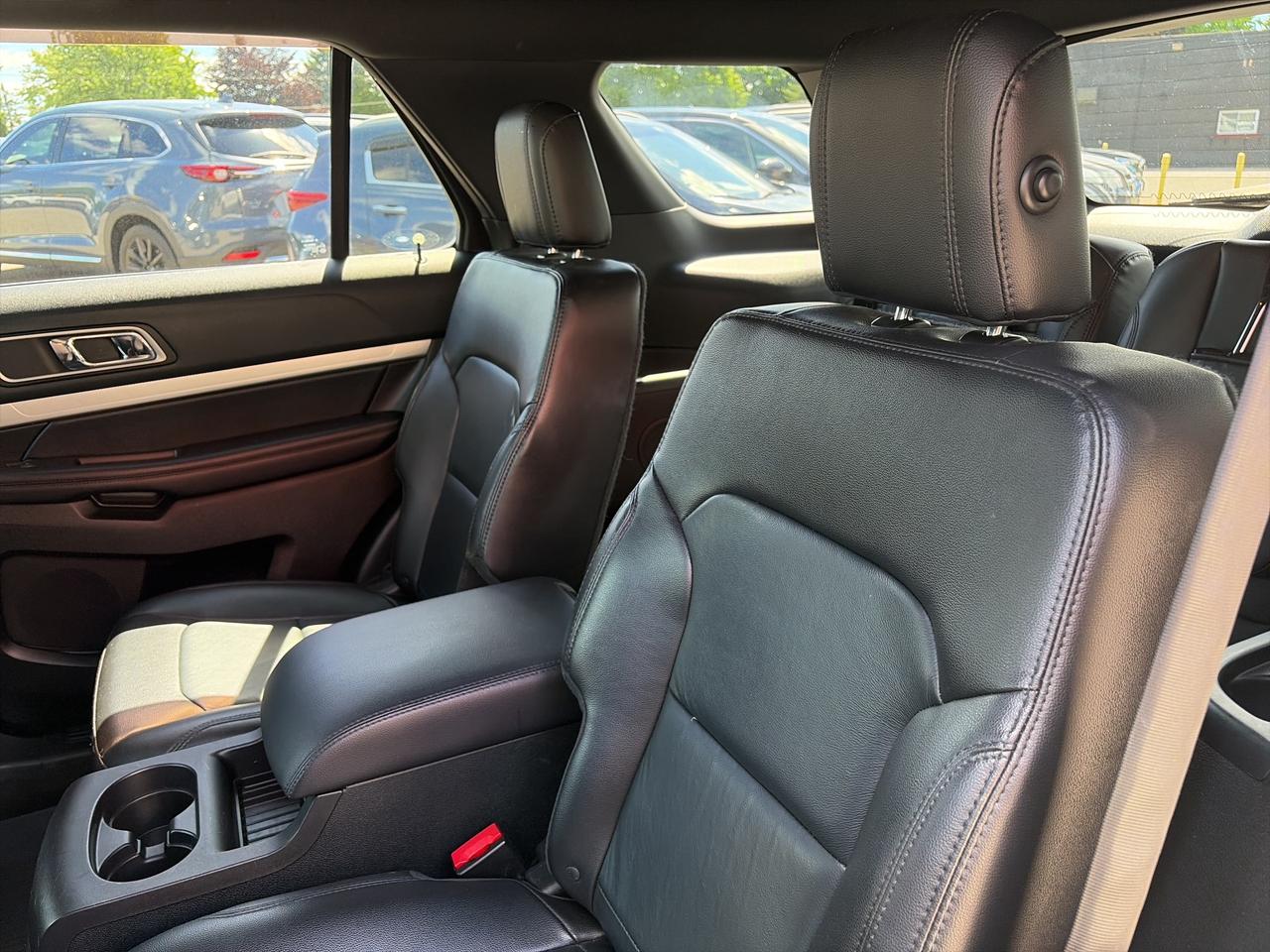 2017 Ford Explorer XLT, CLEAN CARFAX, 6 PASS, SUNROOF, LEATHER! Photo