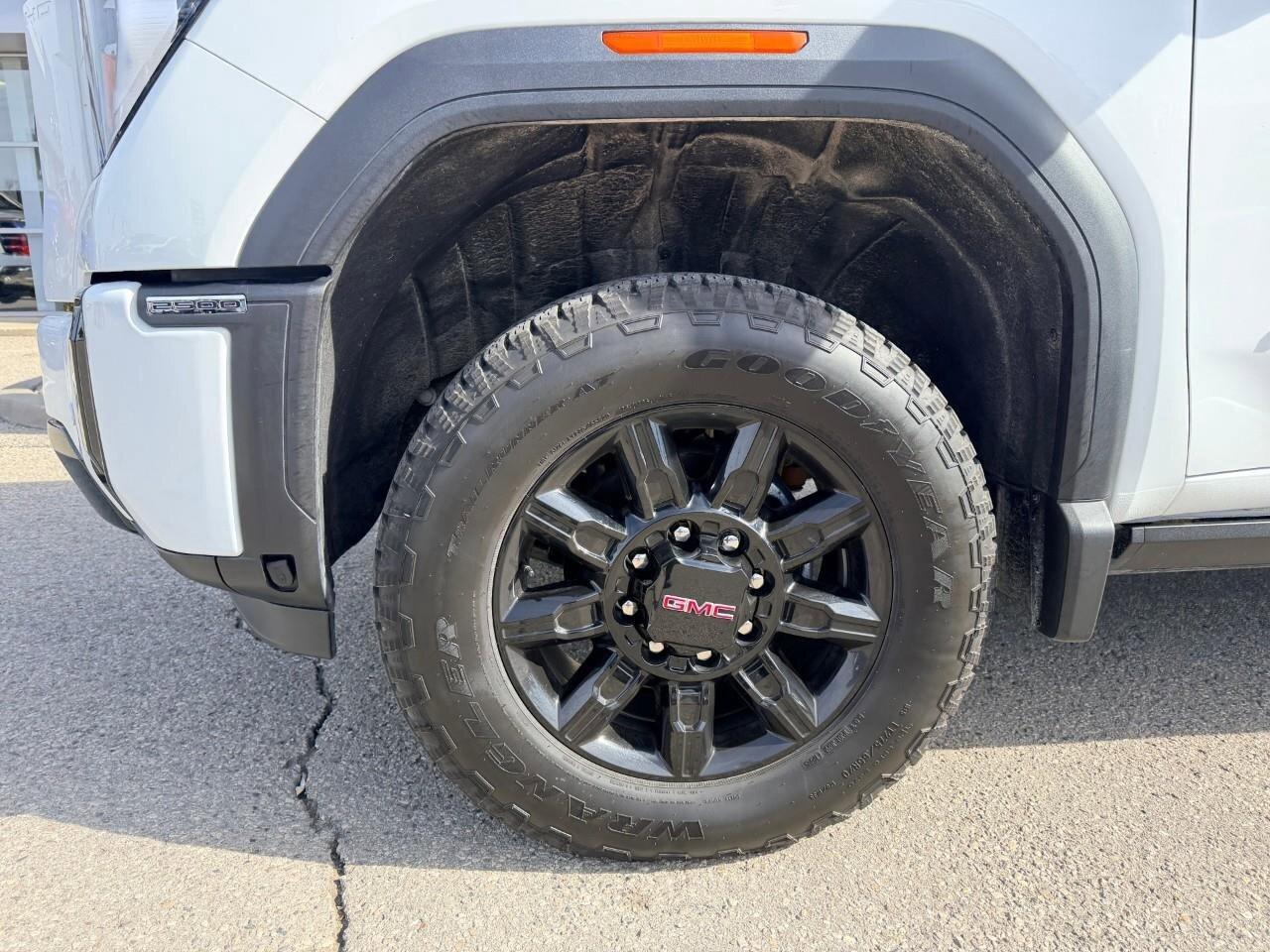 2025 GMC SIERRA 2500HD AT4AT4, 6.6L V8, DIESEL, ALLOYS, LEATHER, 1-OWNER, Photo