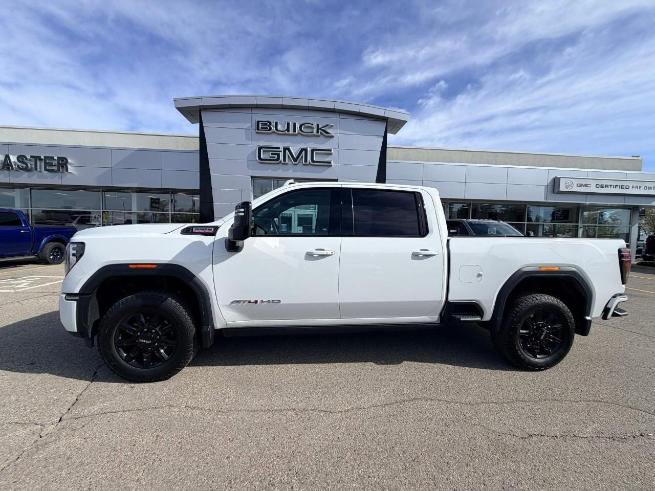 2025 GMC SIERRA 2500HD AT4AT4, 6.6L V8, DIESEL, ALLOYS, LEATHER, 1-OWNER, Photo