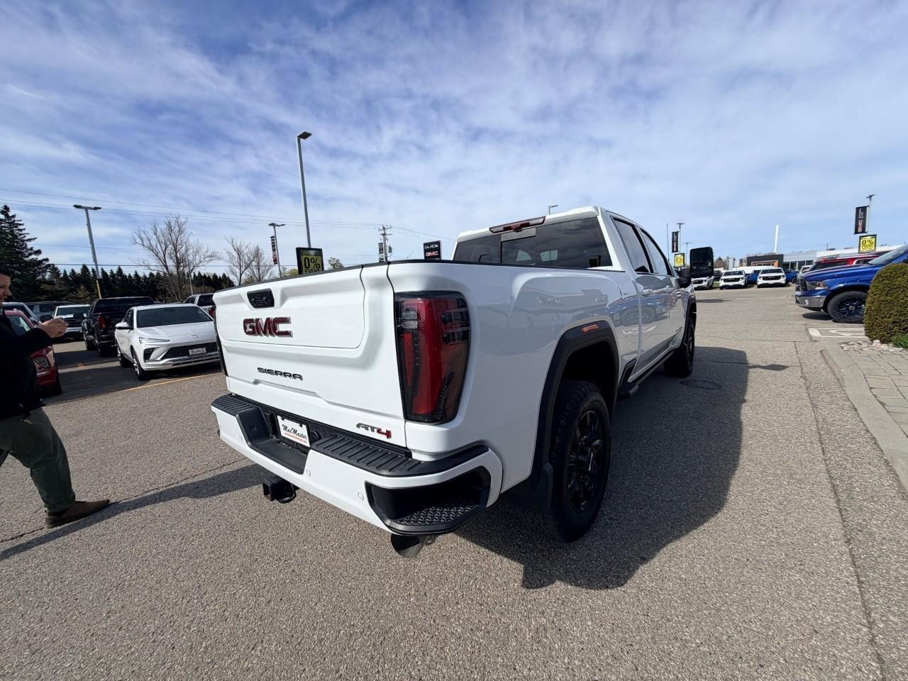 2025 GMC SIERRA 2500HD AT4AT4, 6.6L V8, DIESEL, ALLOYS, LEATHER, 1-OWNER, Photo