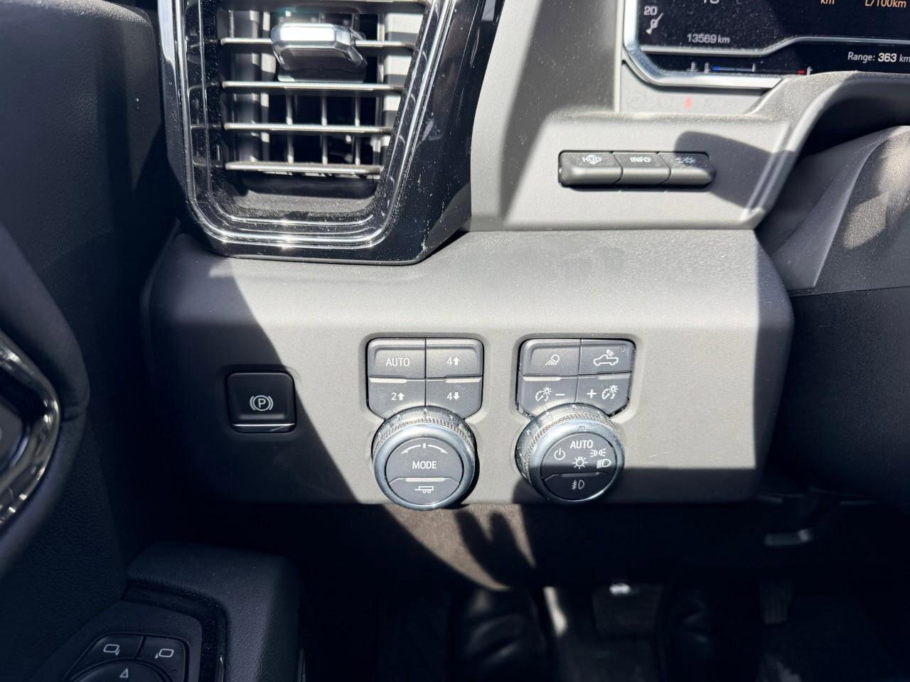 2025 GMC SIERRA 2500HD AT4AT4, 6.6L V8, DIESEL, ALLOYS, LEATHER, 1-OWNER, Photo
