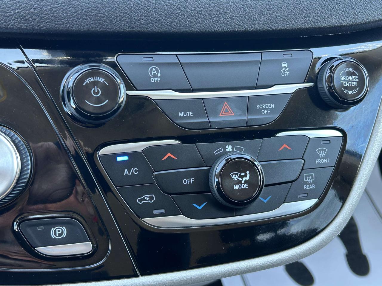 2024 Chrysler Grand Caravan SXT/BACK UP CAM/REMOTE START/CALL NAPANEE Photo
