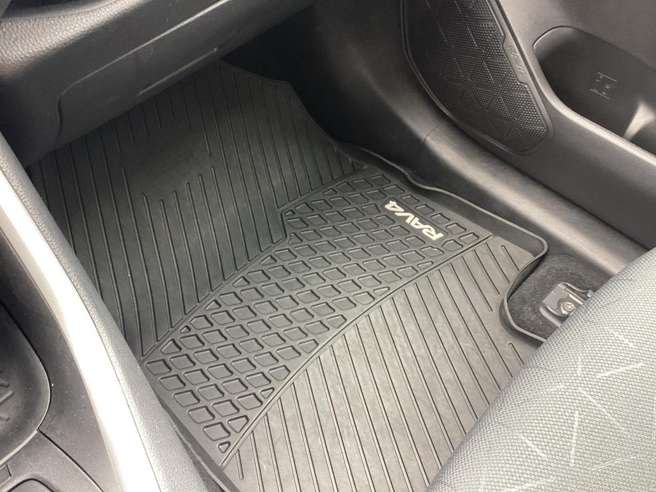 2021 Toyota RAV4 LE AWD Photo2