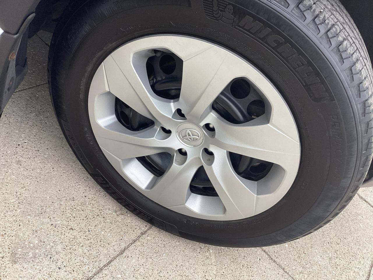 2021 Toyota RAV4 LE AWD Photo
