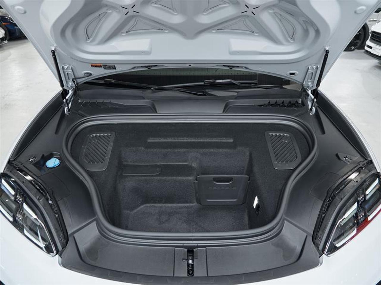 2025 Porsche Macan Electric 4S AWD Photo