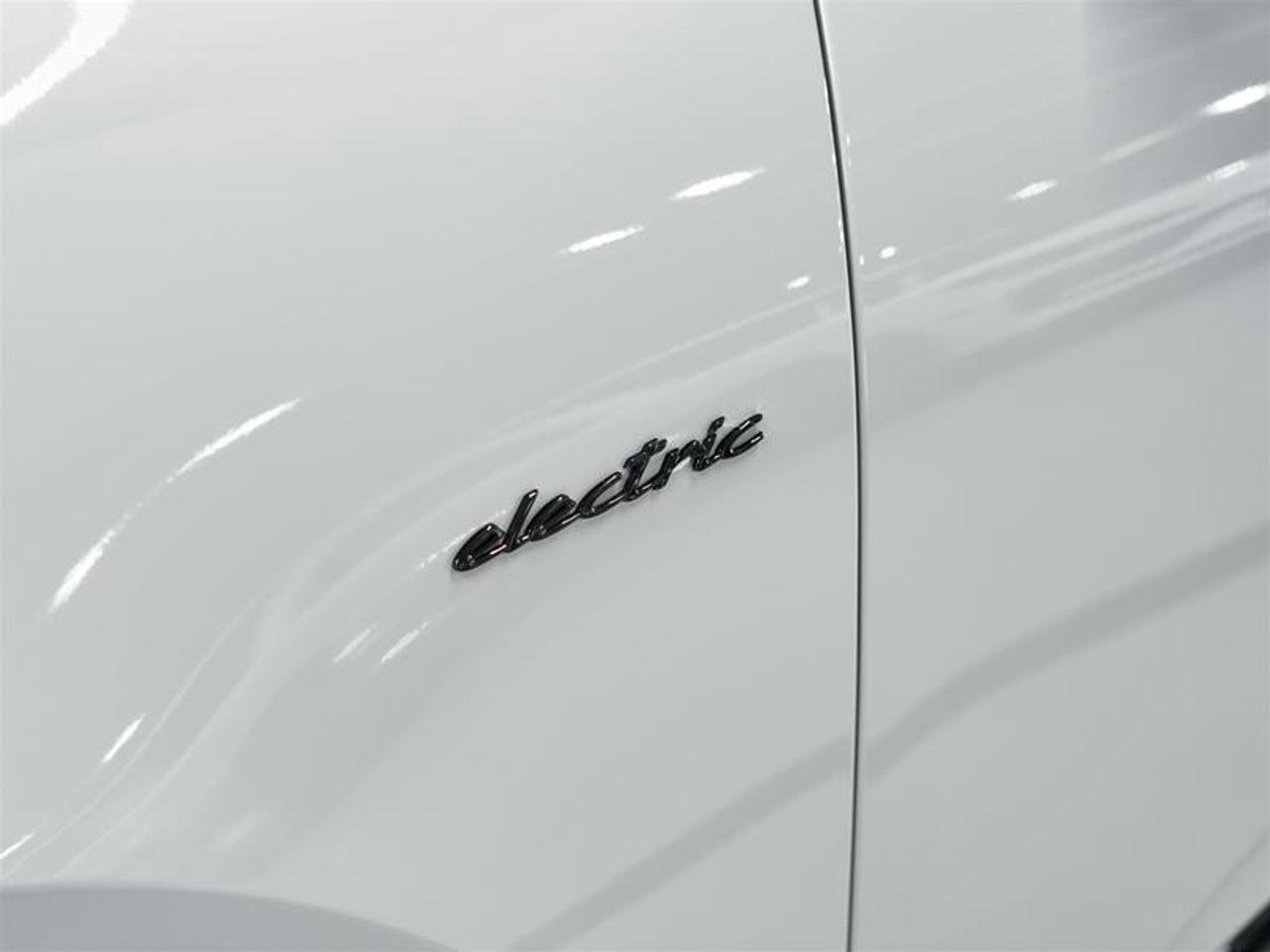 2025 Porsche Macan Electric 4S AWD Photo