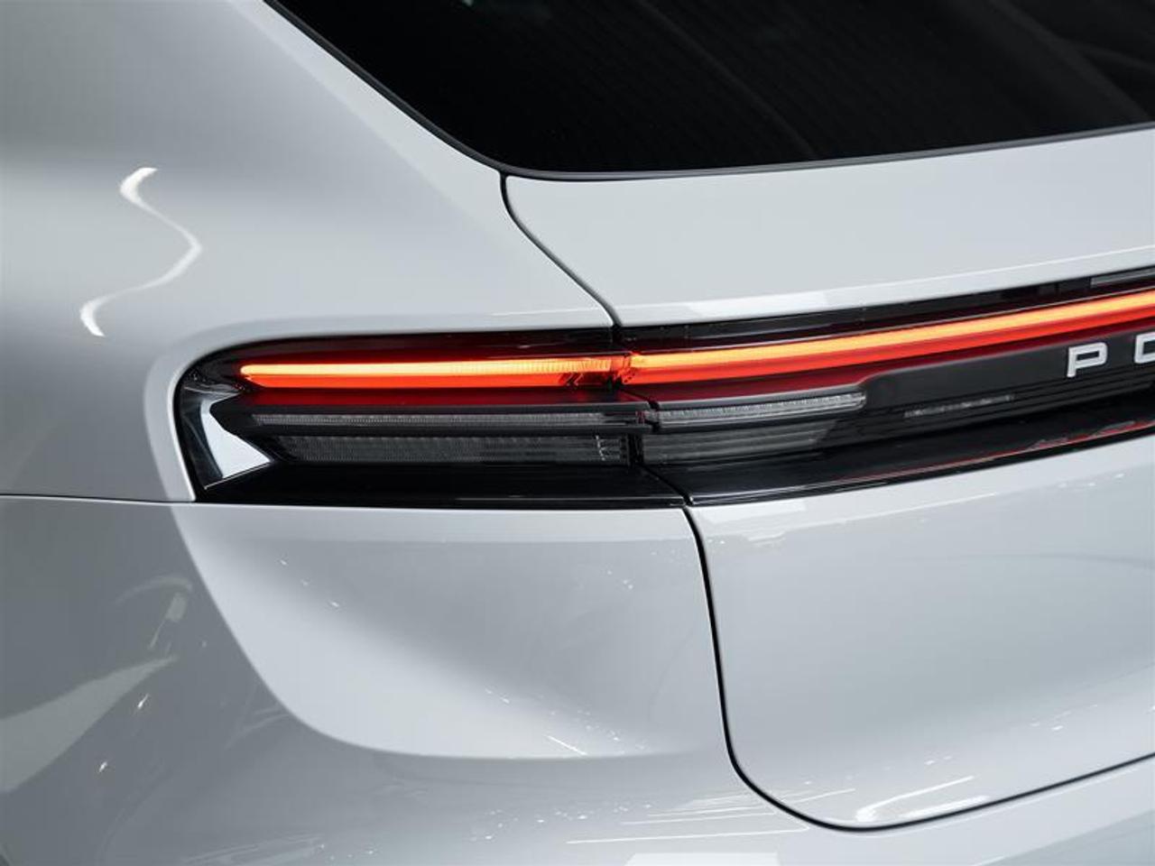 2025 Porsche Macan Electric 4S AWD Photo
