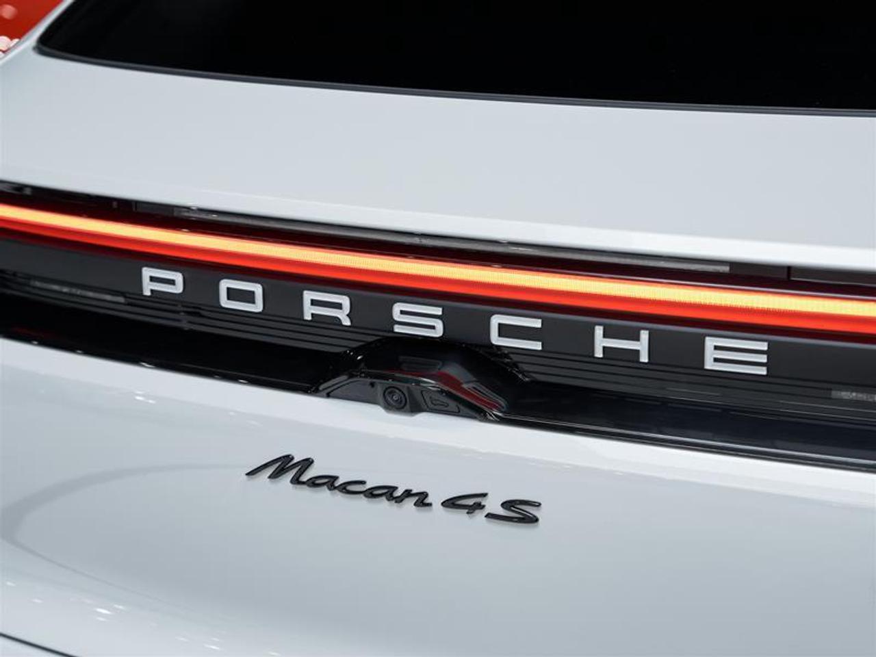 2025 Porsche Macan Electric 4S AWD Photo
