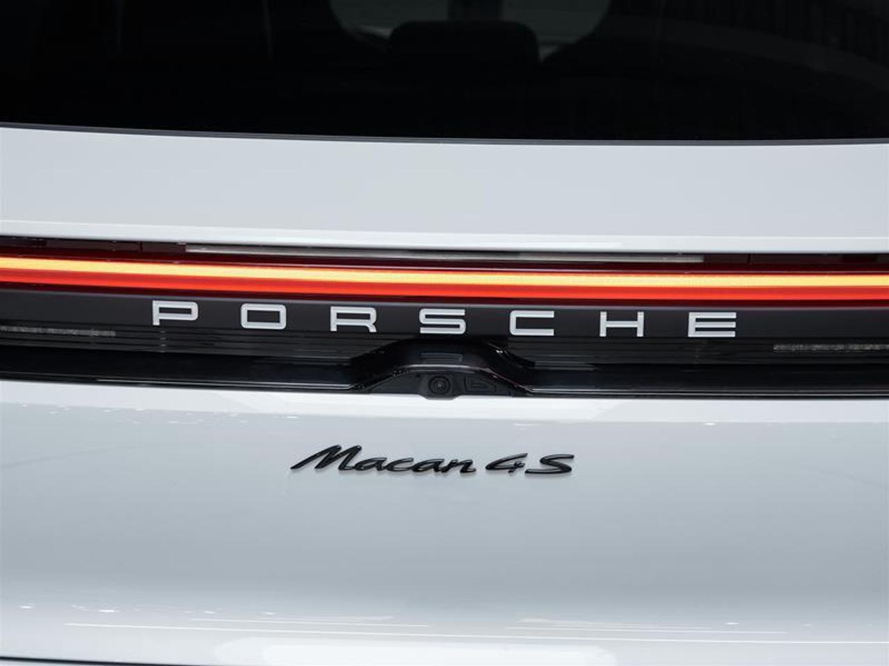 2025 Porsche Macan Electric 4S AWD Photo