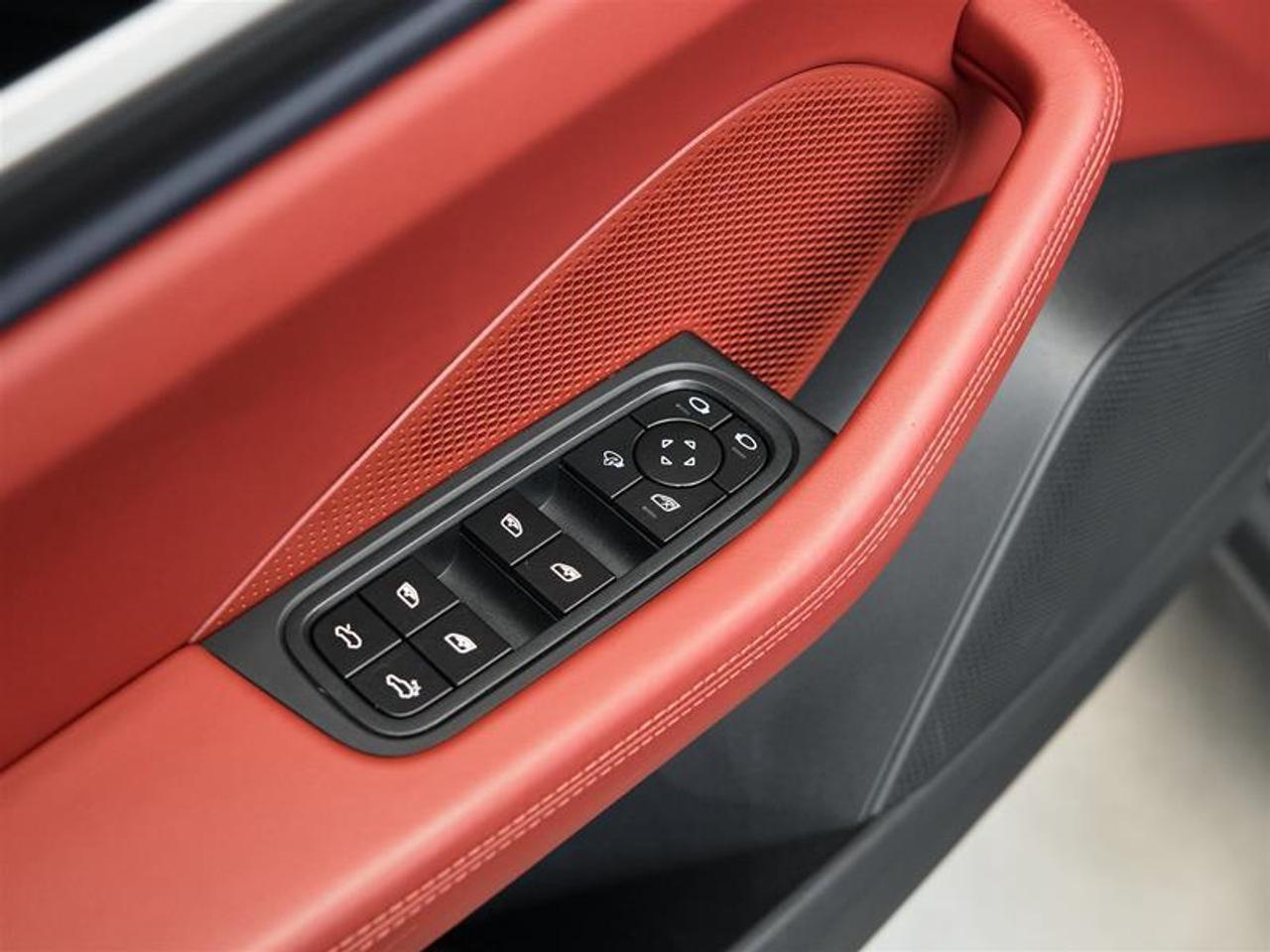 2025 Porsche Macan Electric 4S AWD Photo