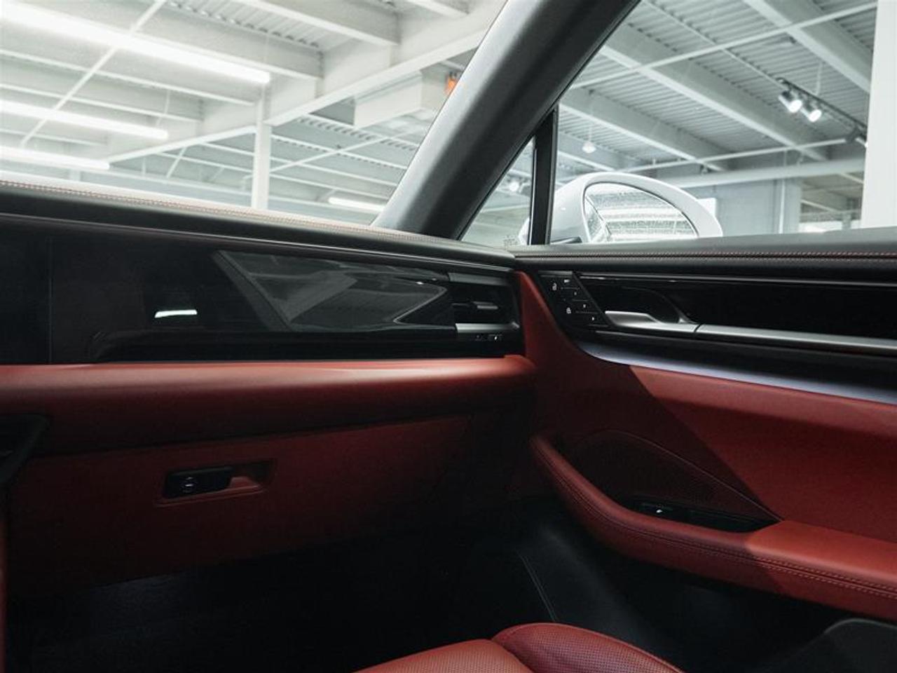2025 Porsche Macan Electric 4S AWD Photo