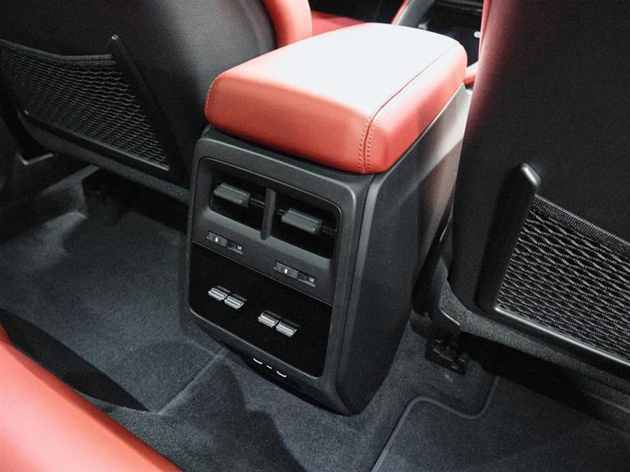 2025 Porsche Macan Electric 4S AWD Photo