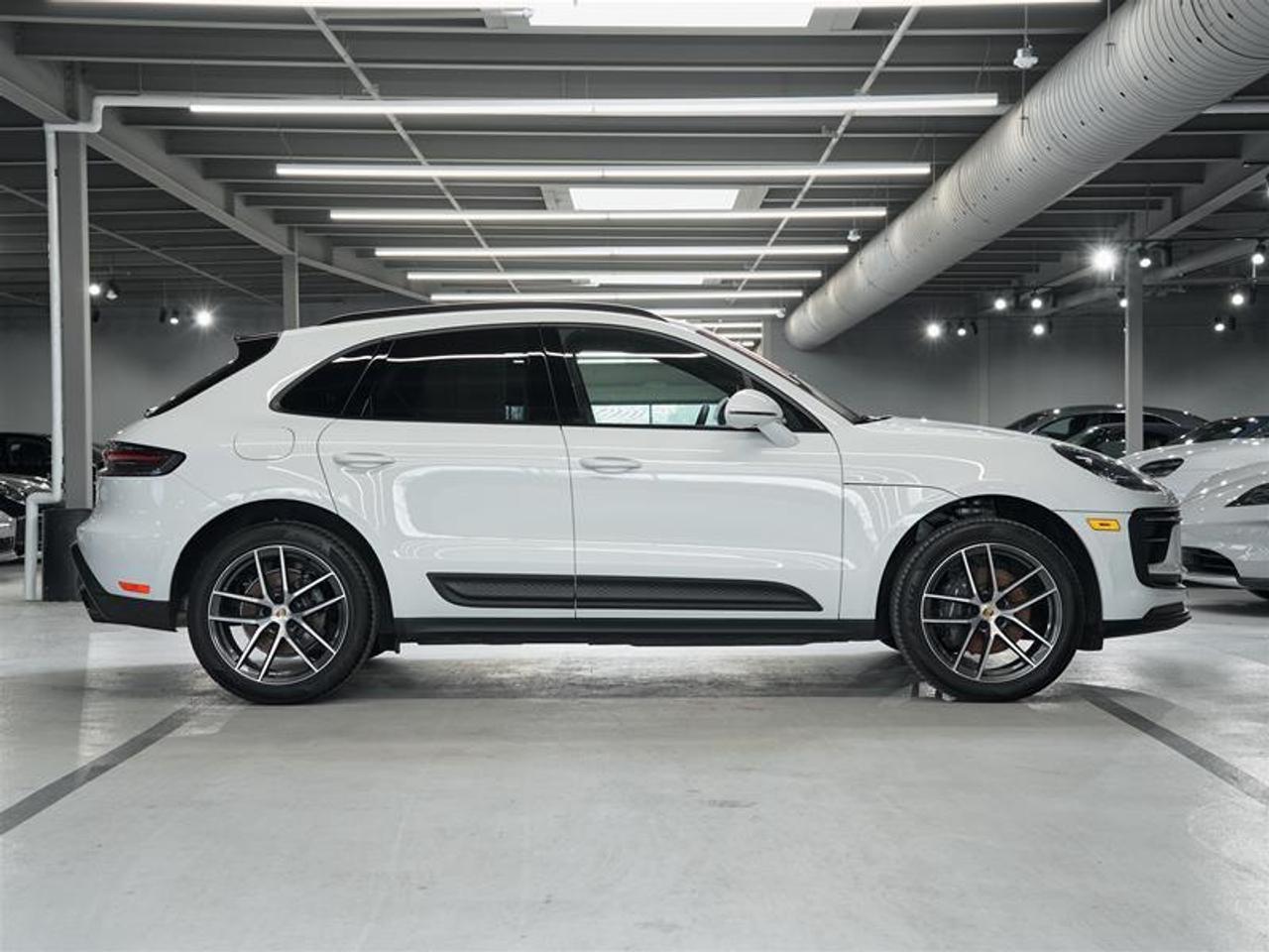 2025 Porsche Macan AWD Photo4