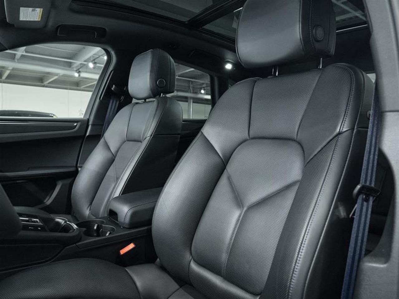 2025 Porsche Macan AWD Photo