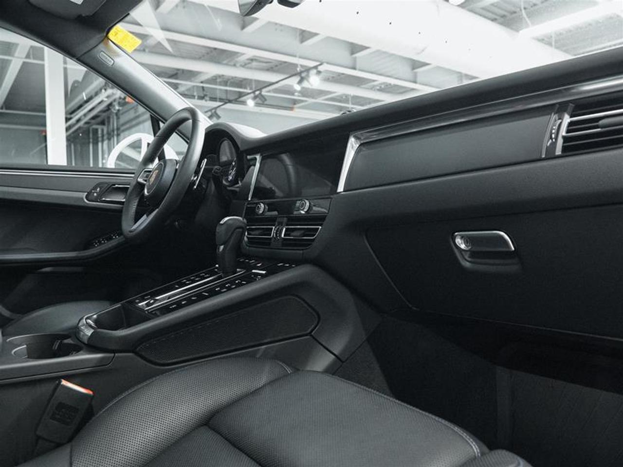 2025 Porsche Macan AWD Photo