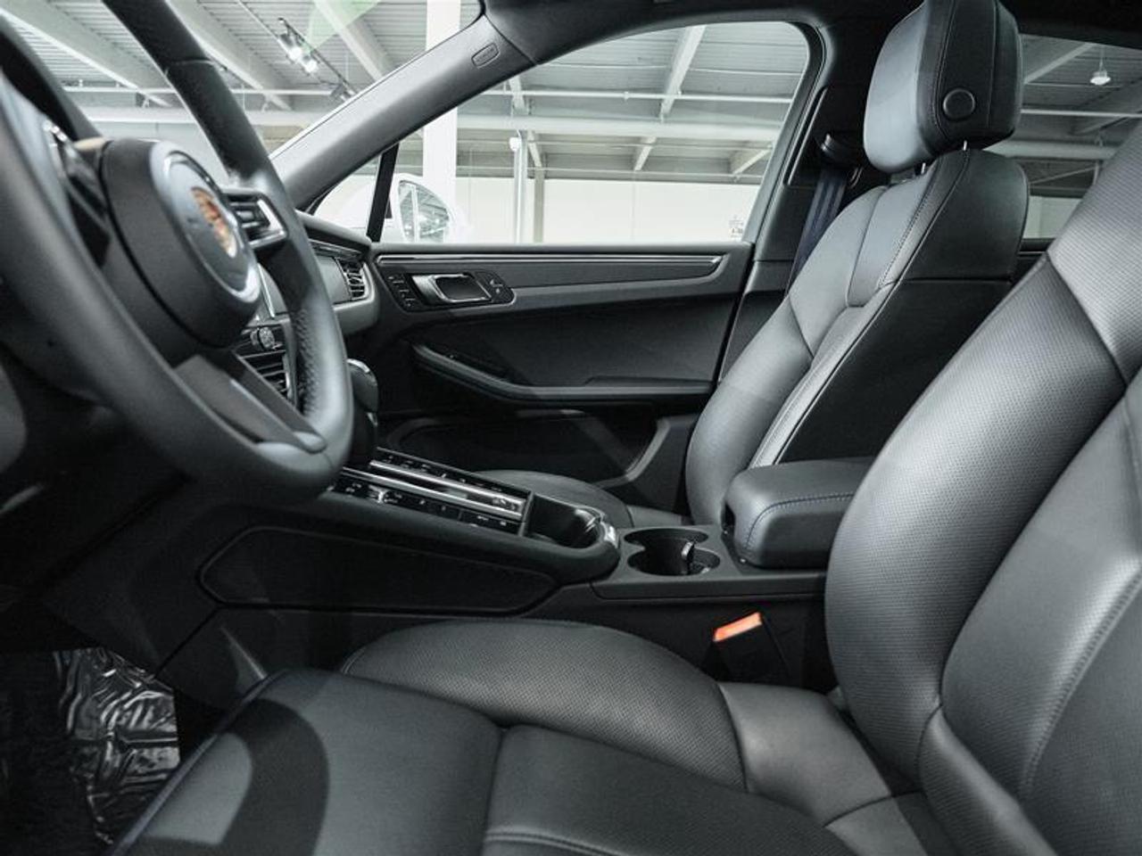 2025 Porsche Macan AWD Photo