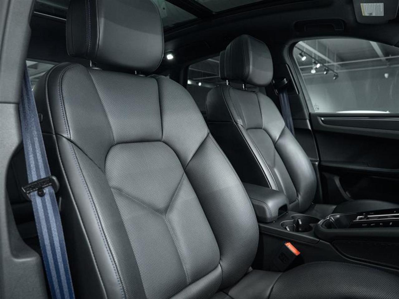 2025 Porsche Macan AWD Photo