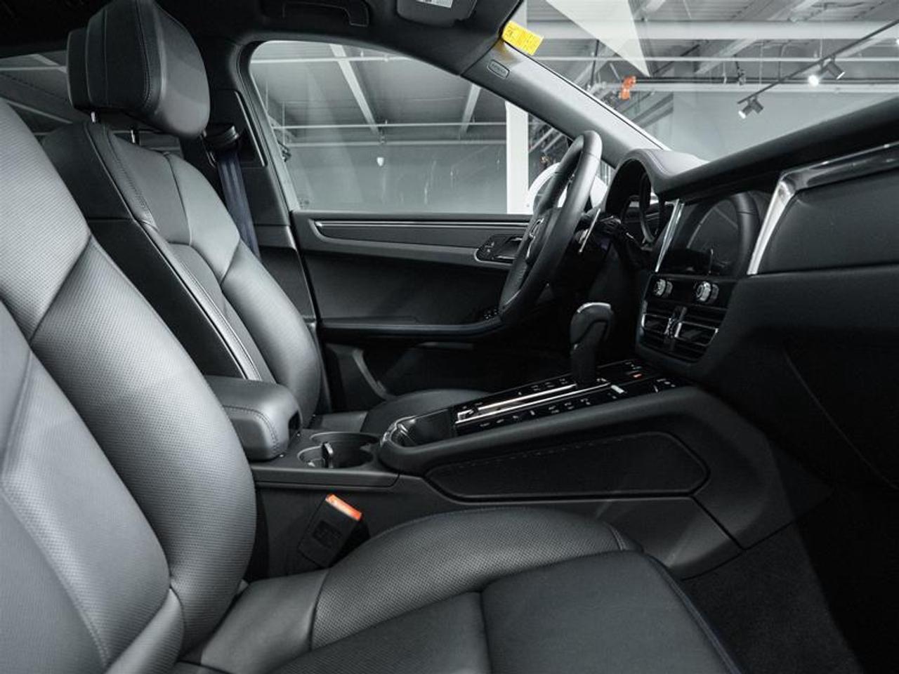 2025 Porsche Macan AWD Photo
