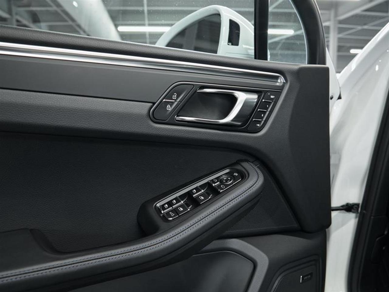 2025 Porsche Macan AWD Photo