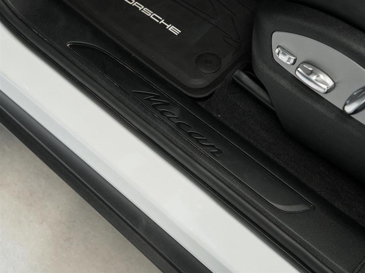 2025 Porsche Macan AWD Photo