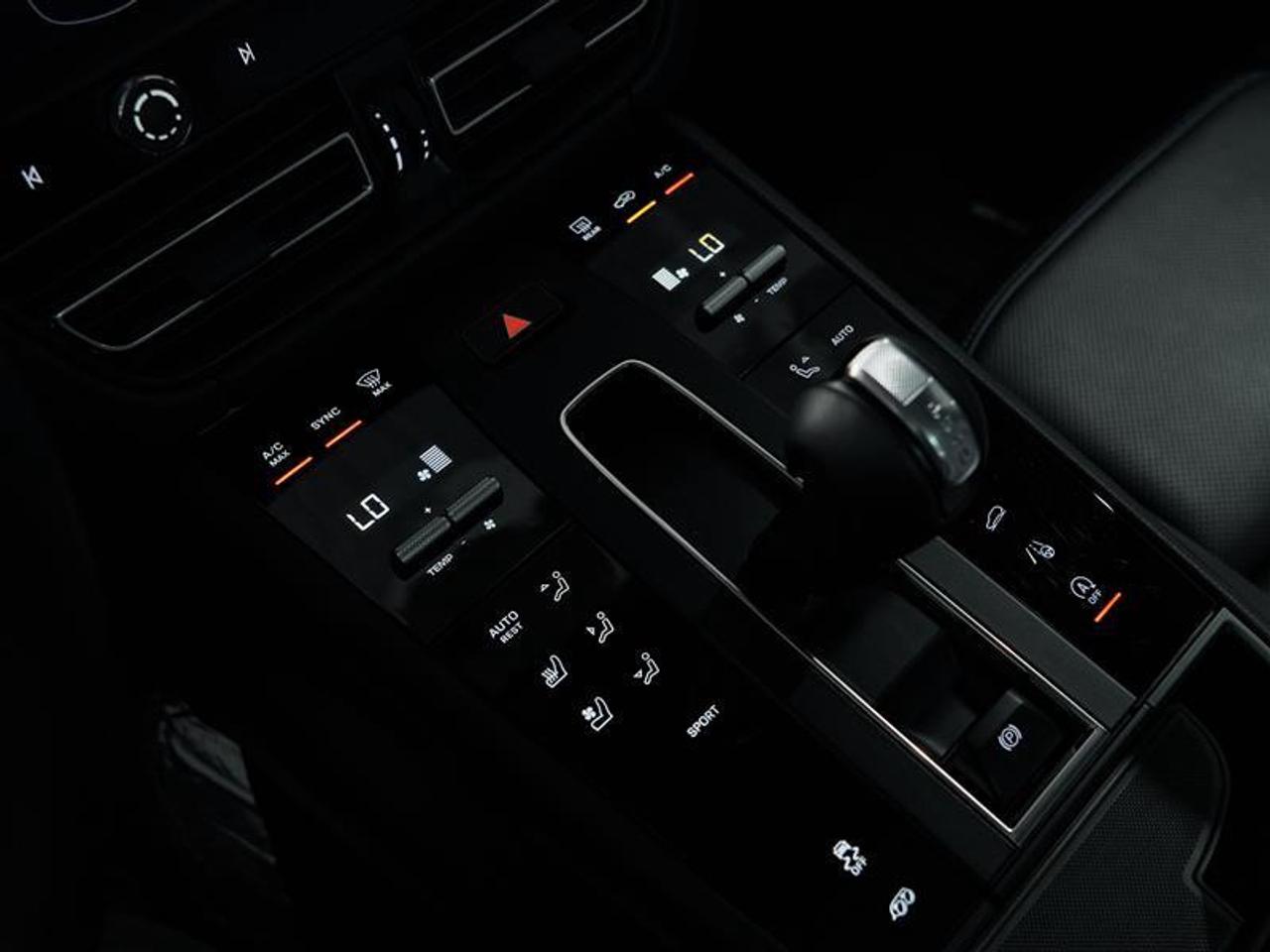 2025 Porsche Macan AWD Photo