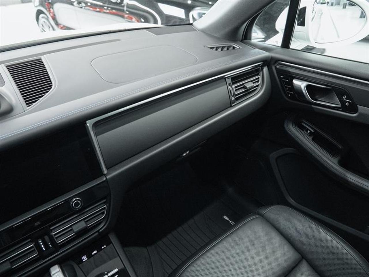 2025 Porsche Macan AWD Photo