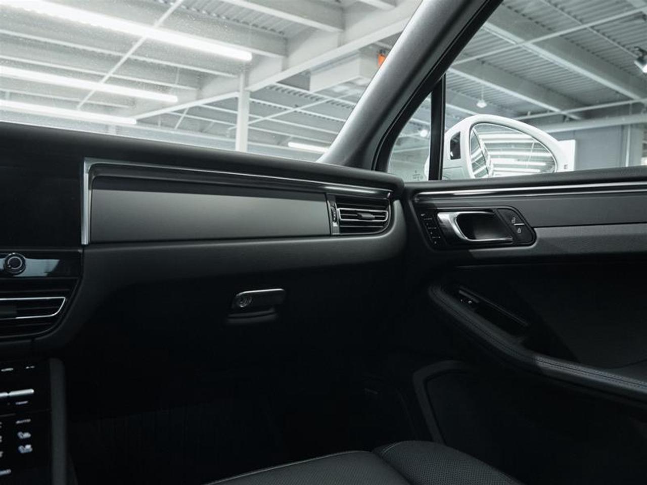 2025 Porsche Macan AWD Photo