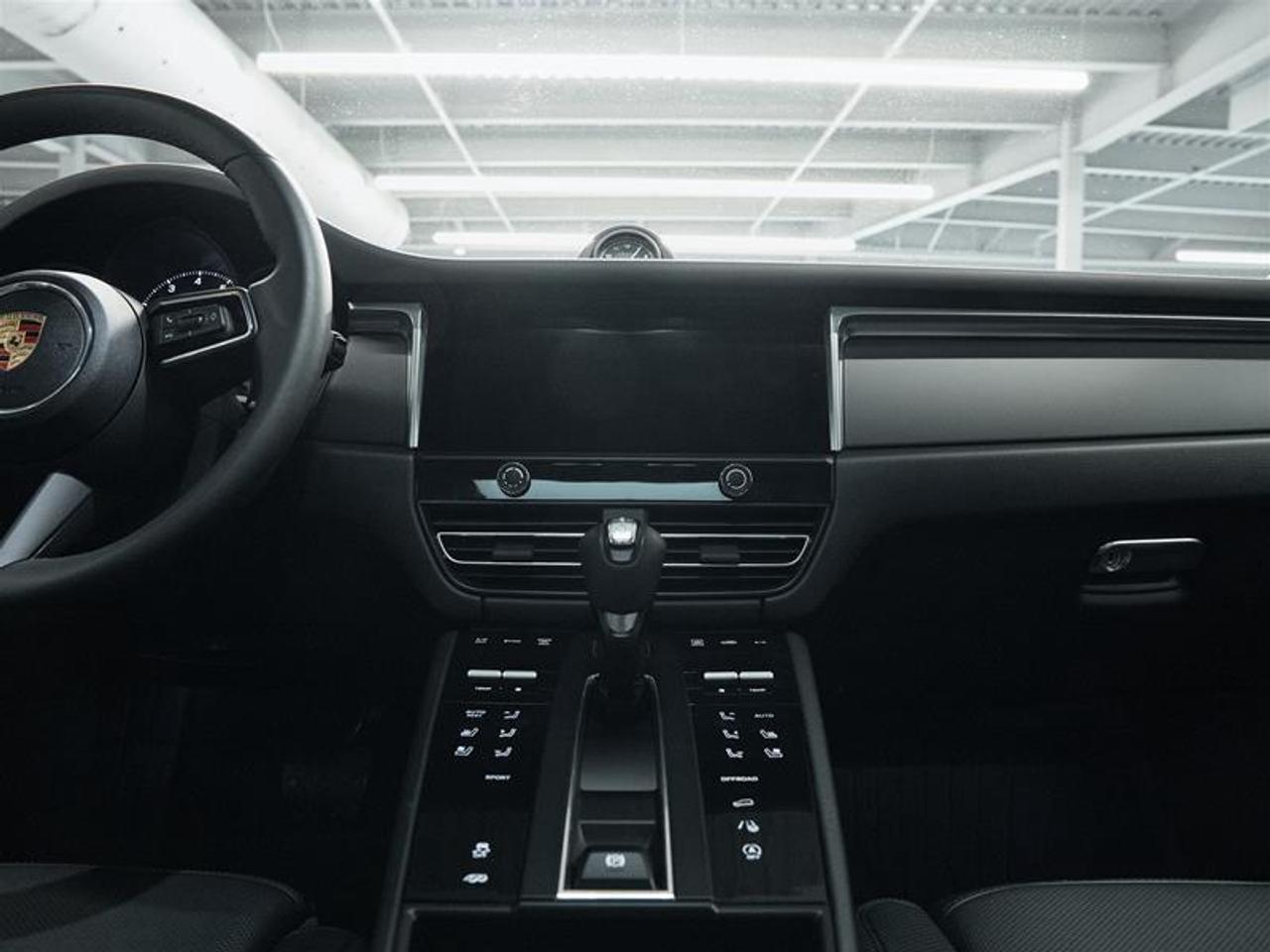 2025 Porsche Macan AWD Photo