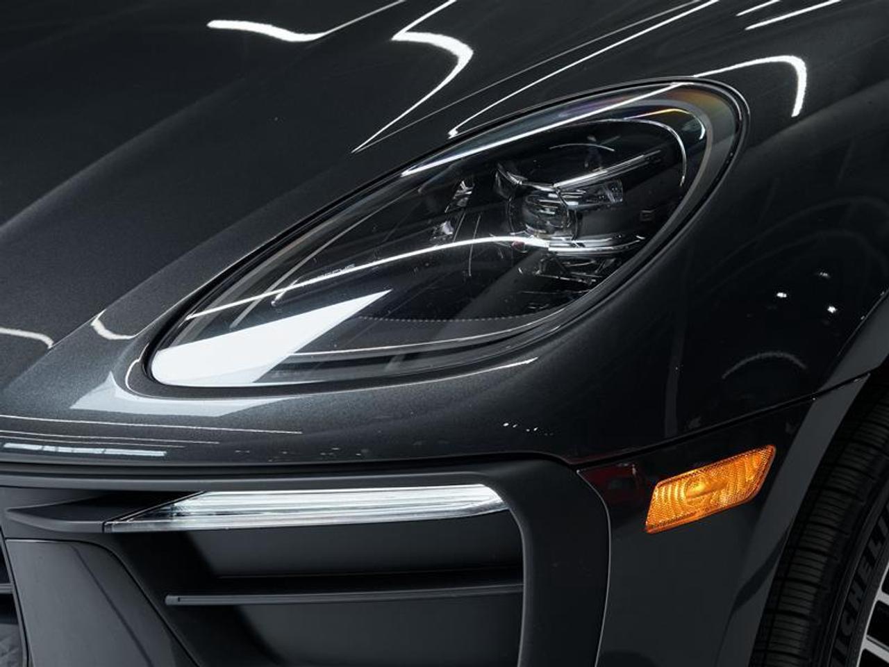 2025 Porsche Macan AWD Photo