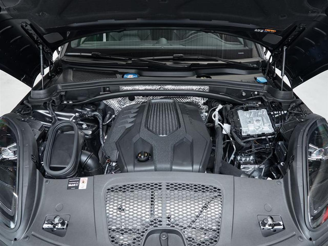 2025 Porsche Macan AWD Photo