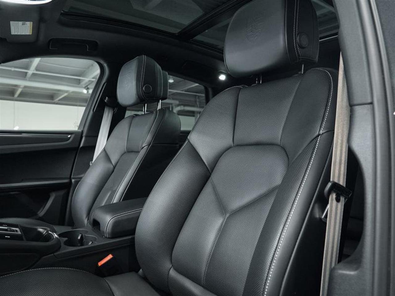 2025 Porsche Macan AWD Photo