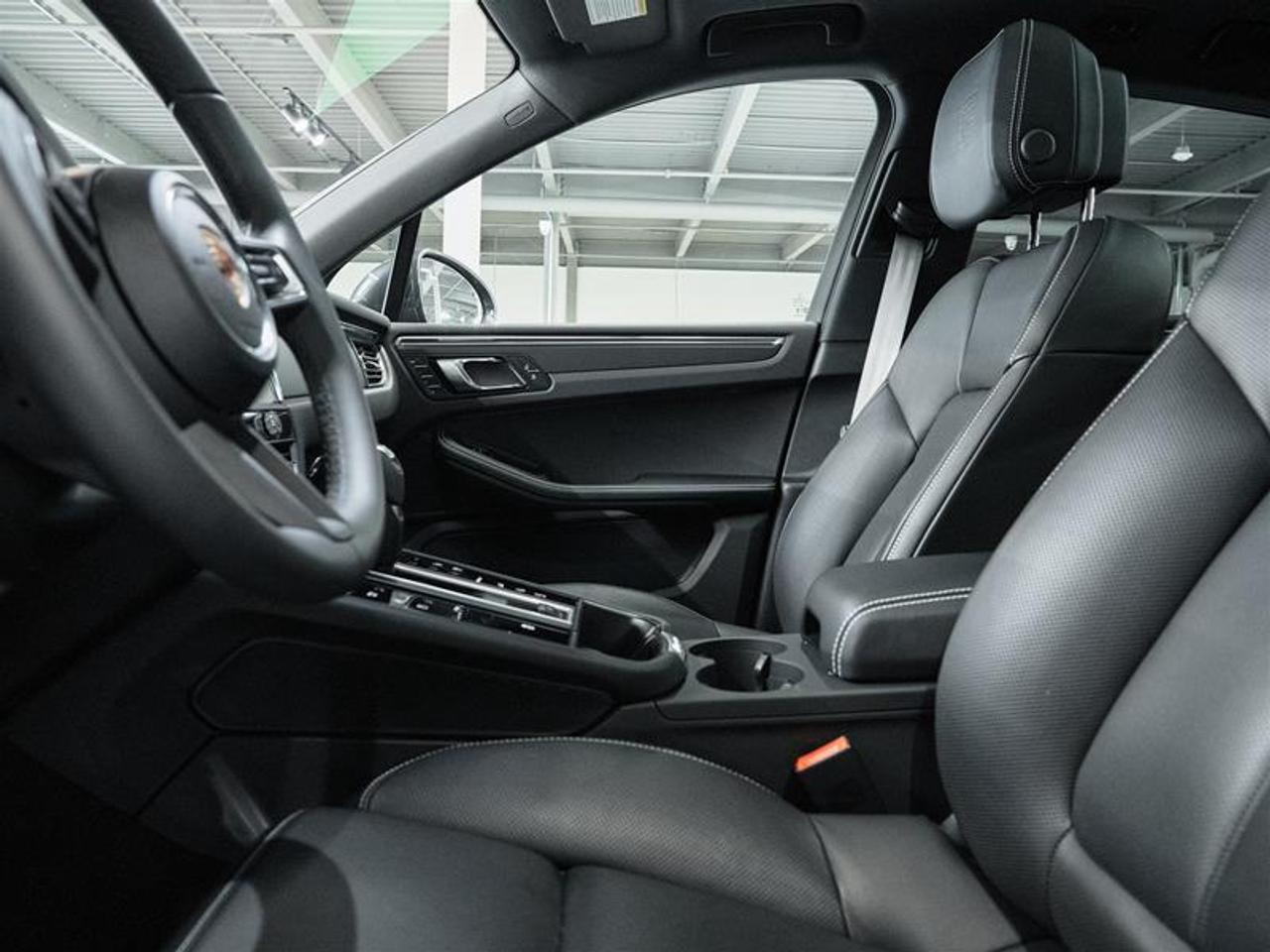 2025 Porsche Macan AWD Photo
