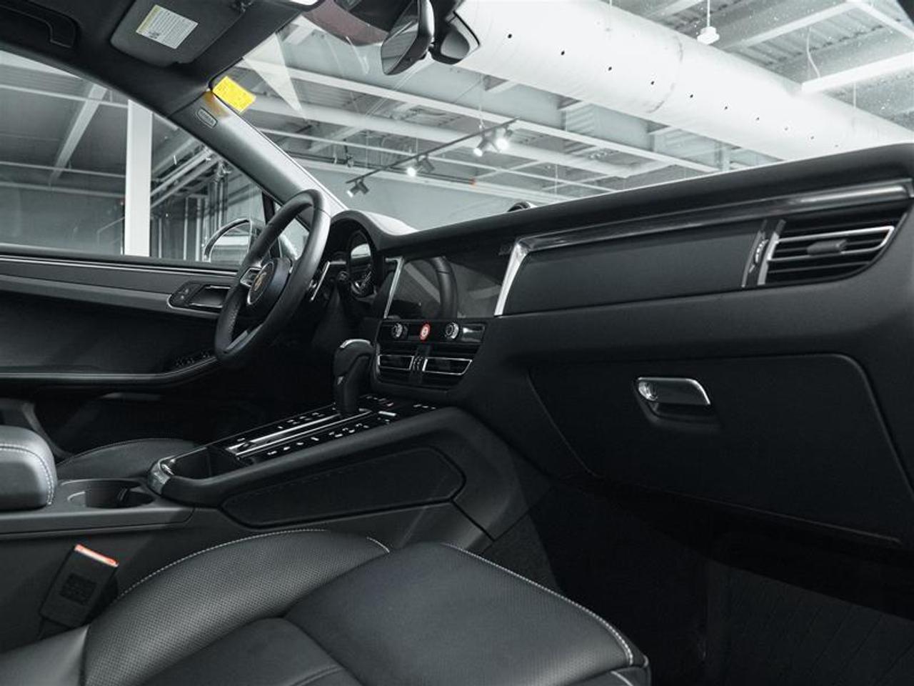 2025 Porsche Macan AWD Photo