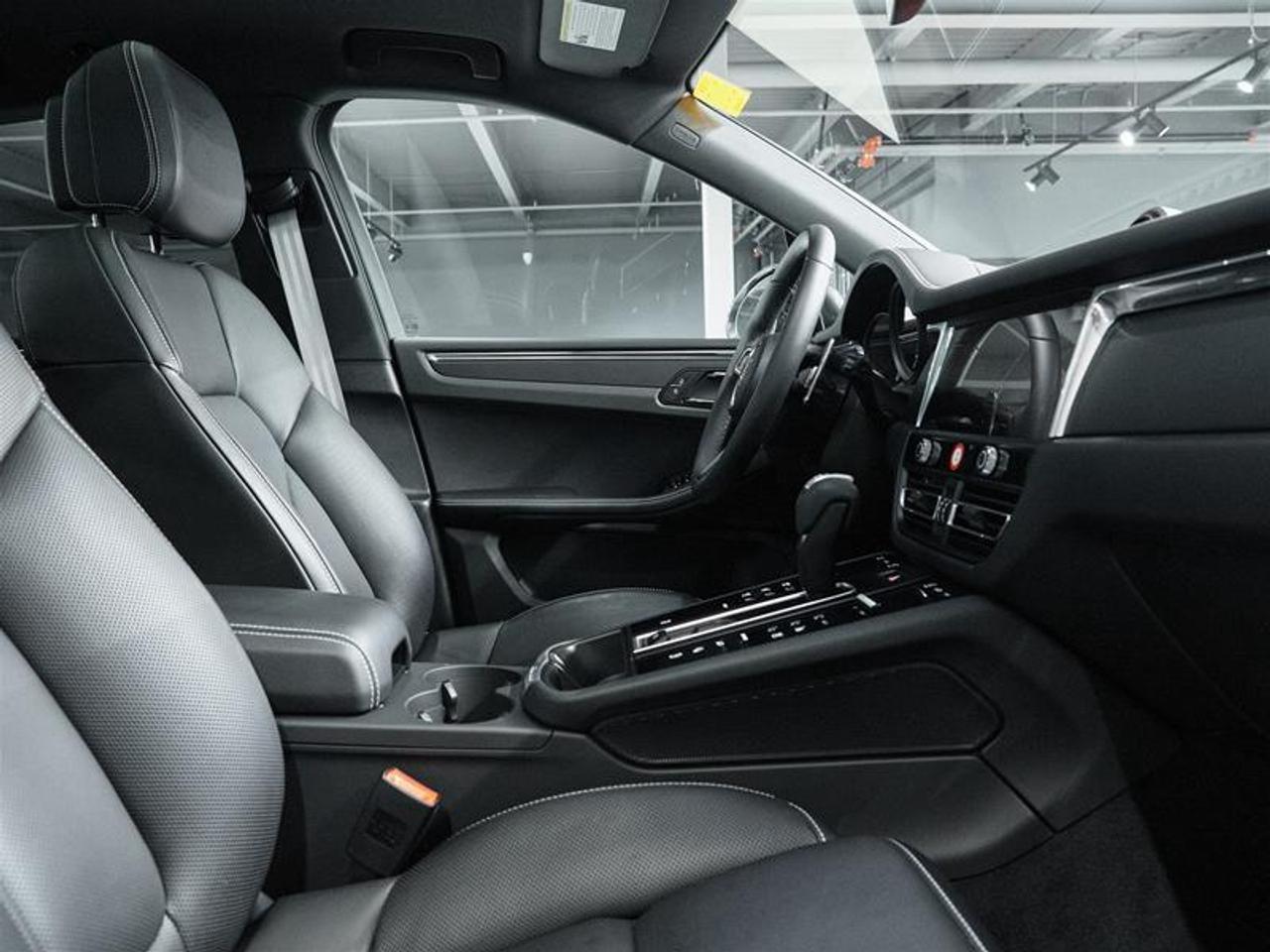 2025 Porsche Macan AWD Photo