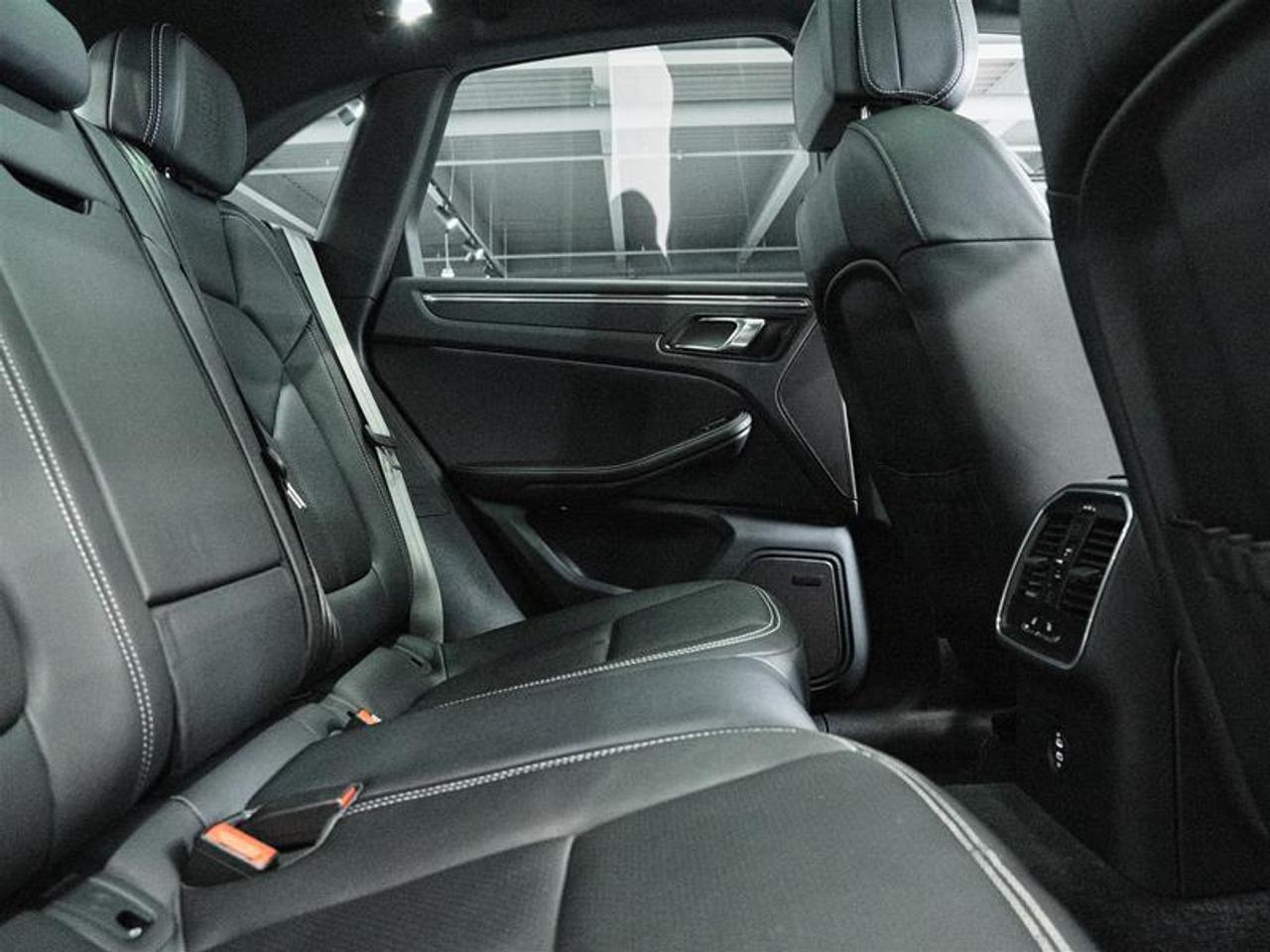 2025 Porsche Macan AWD Photo