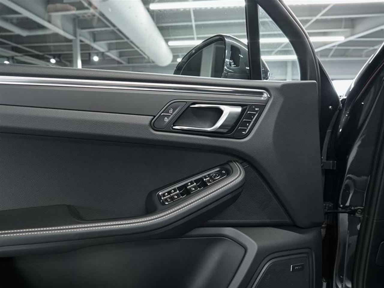 2025 Porsche Macan AWD Photo