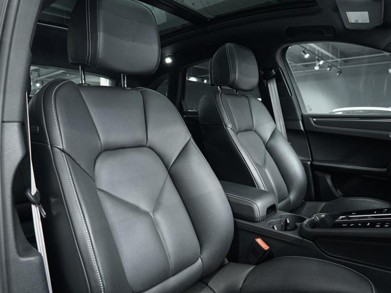 2025 Porsche Macan AWD Photo