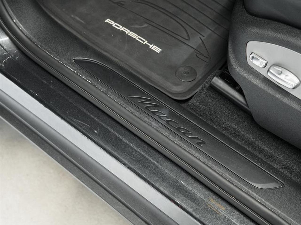 2025 Porsche Macan AWD Photo