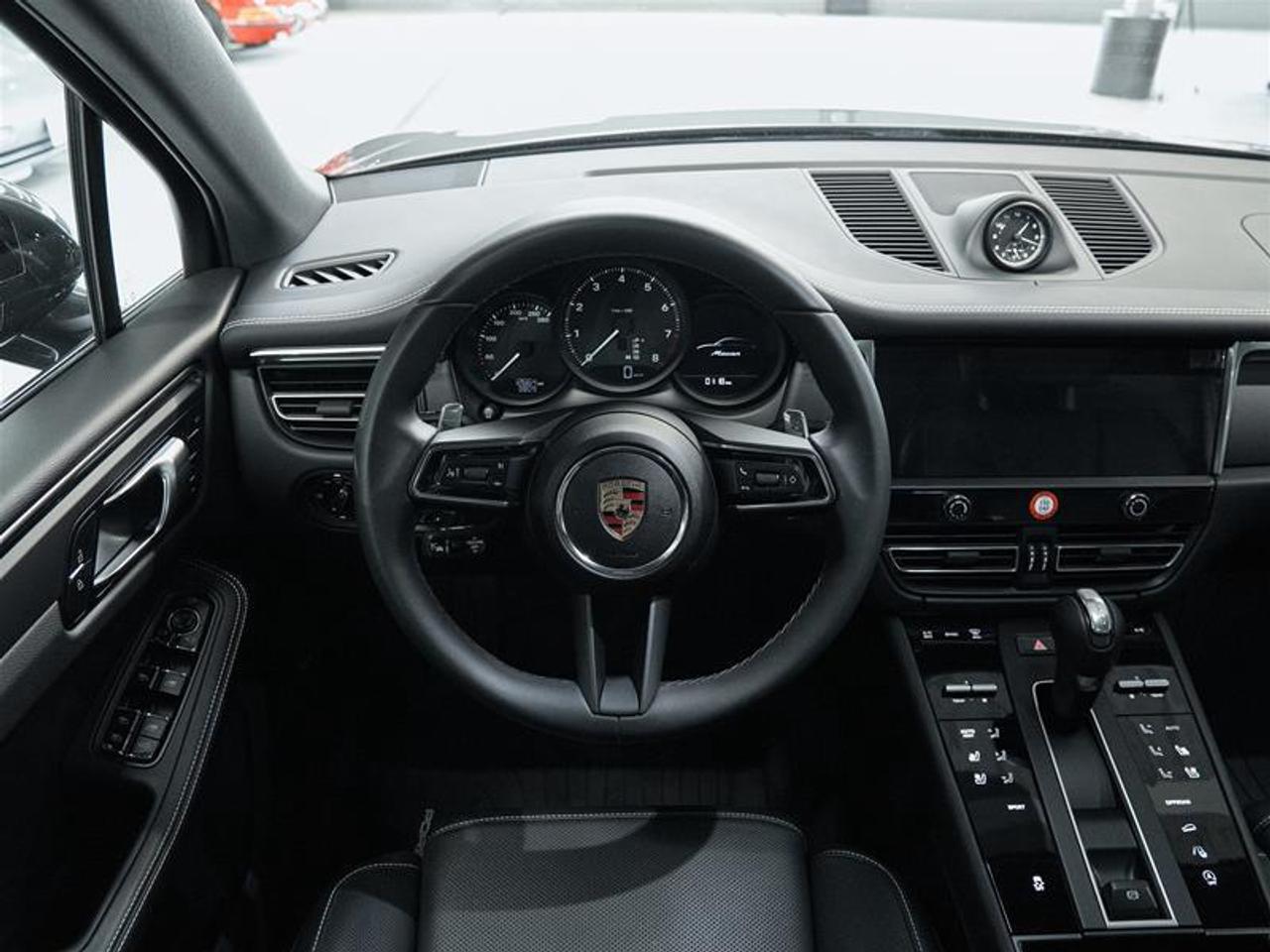 2025 Porsche Macan AWD Photo