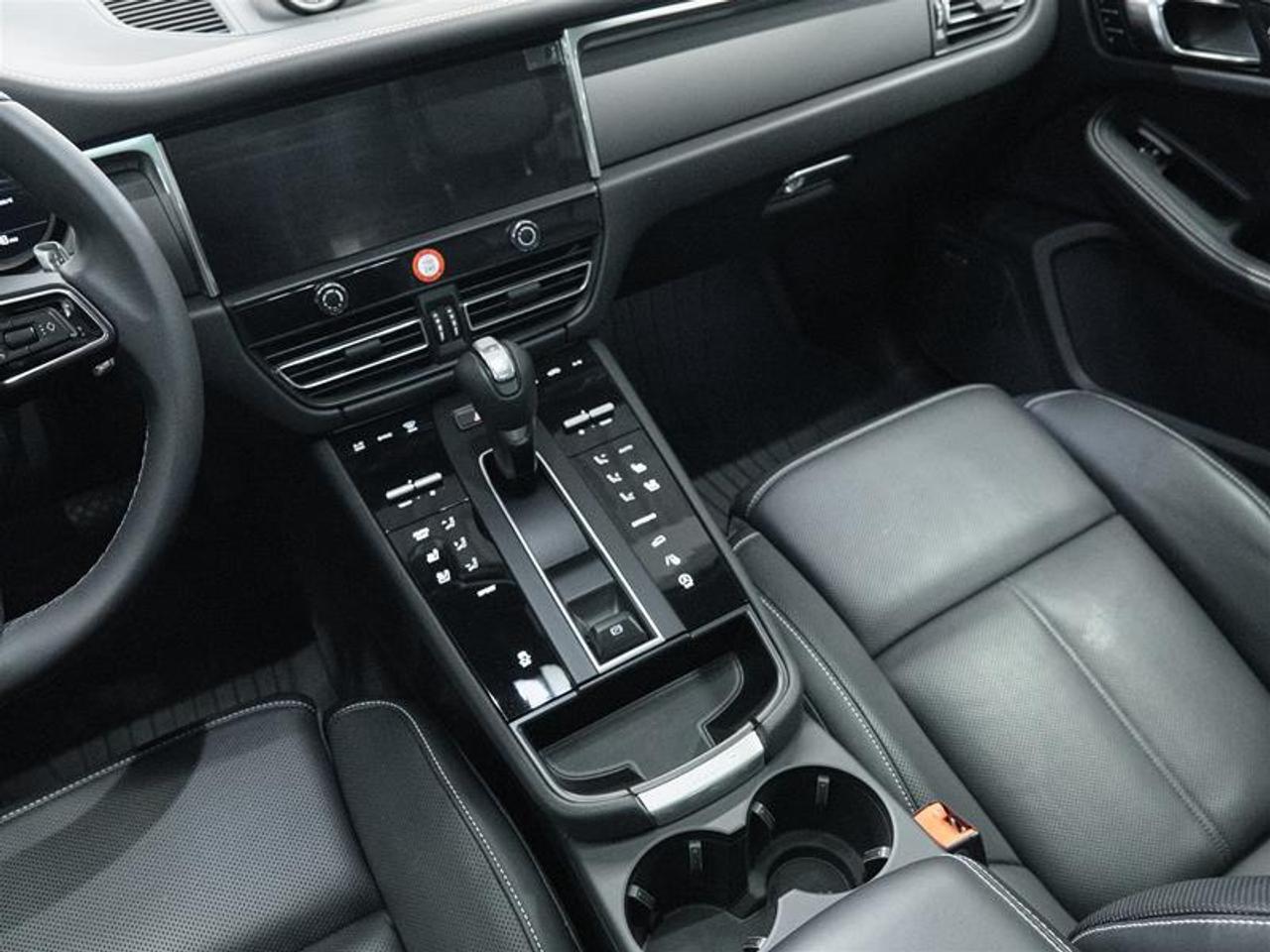 2025 Porsche Macan AWD Photo