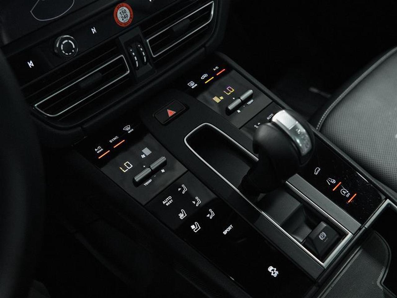 2025 Porsche Macan AWD Photo