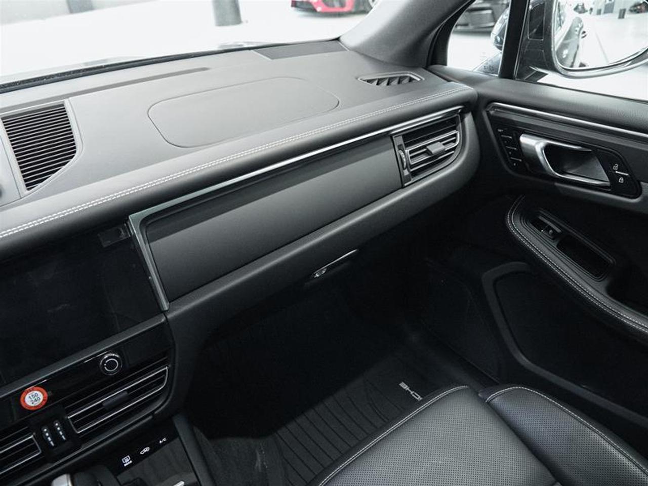 2025 Porsche Macan AWD Photo