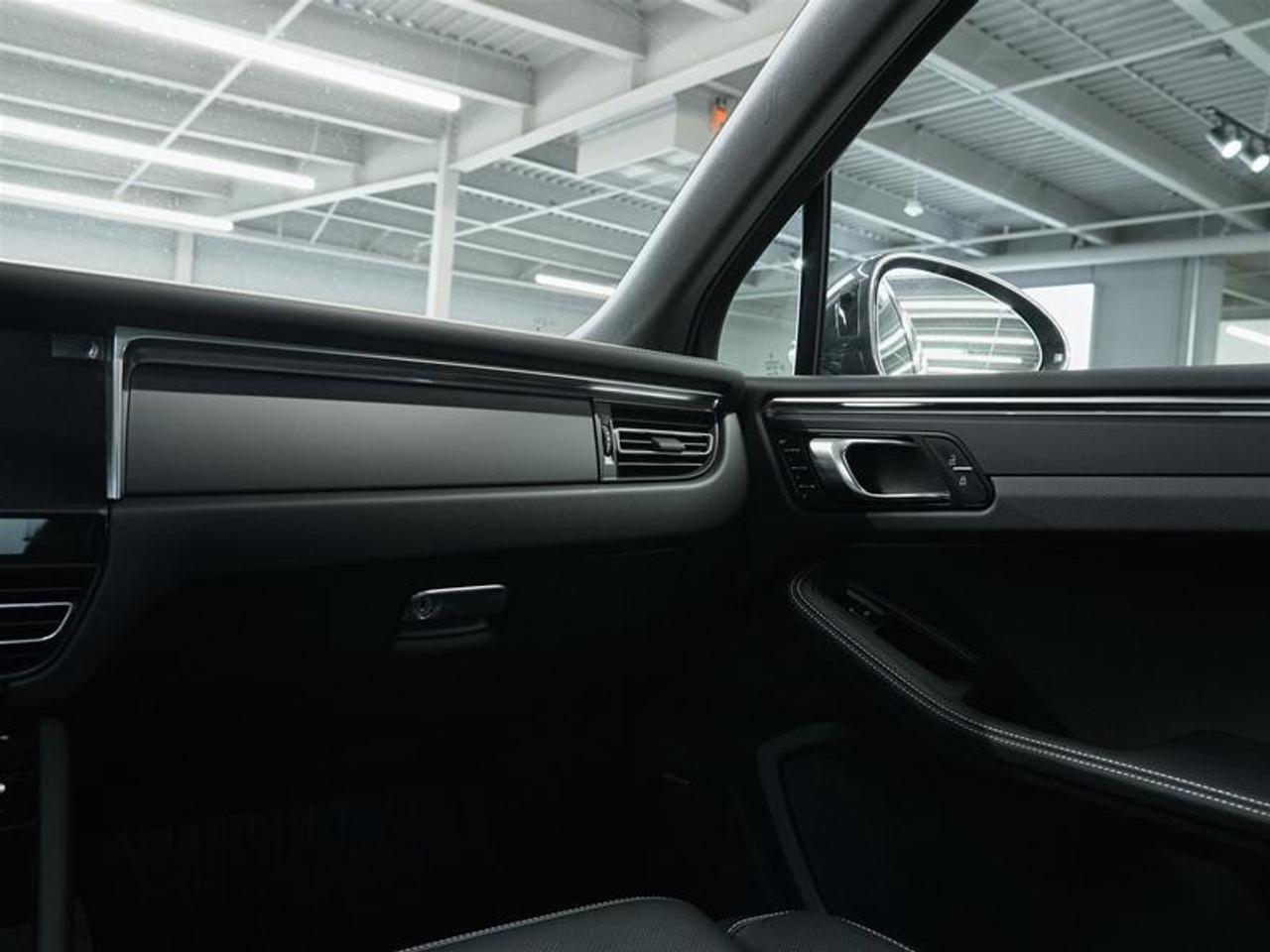 2025 Porsche Macan AWD Photo