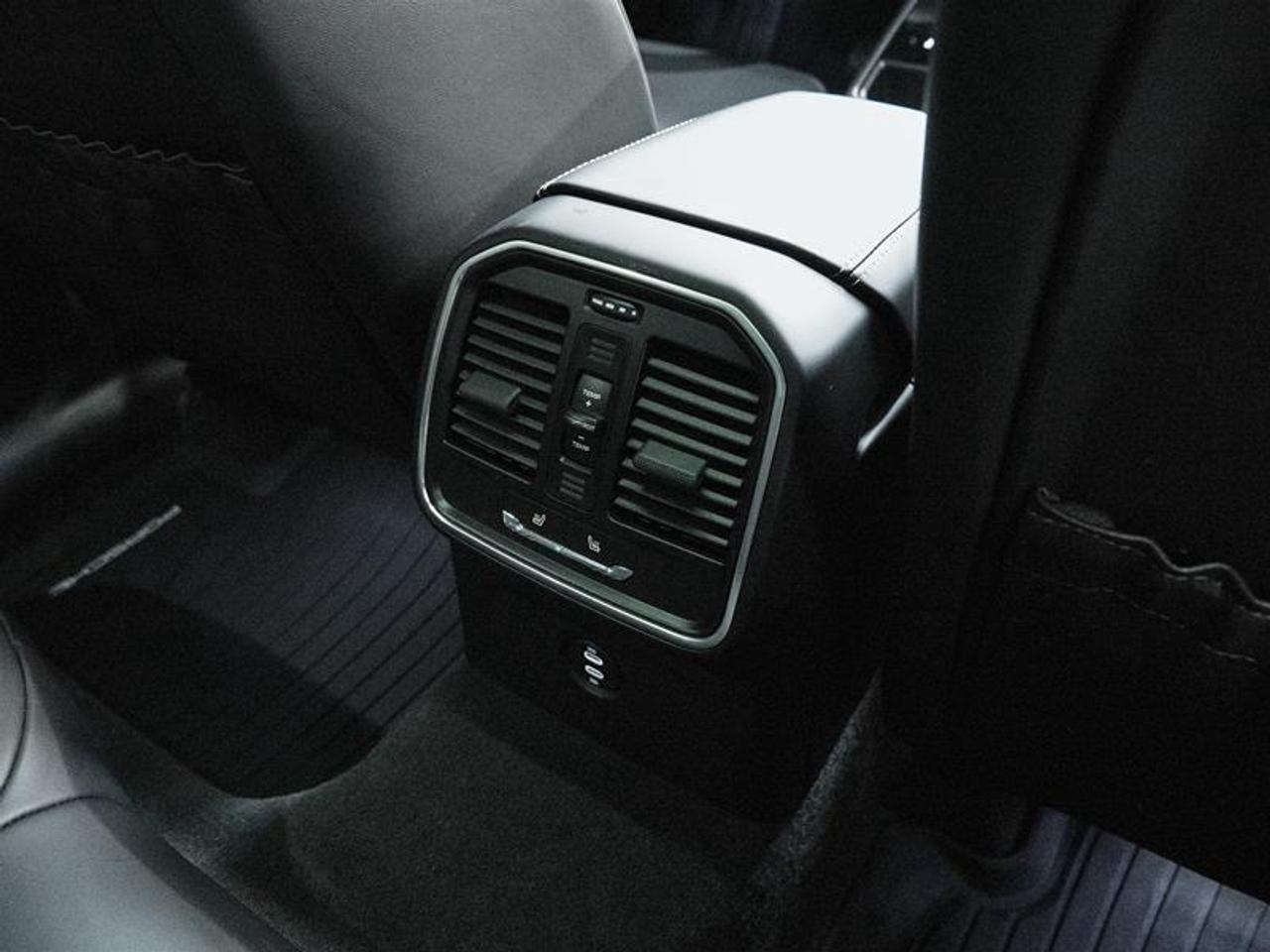 2025 Porsche Macan AWD Photo