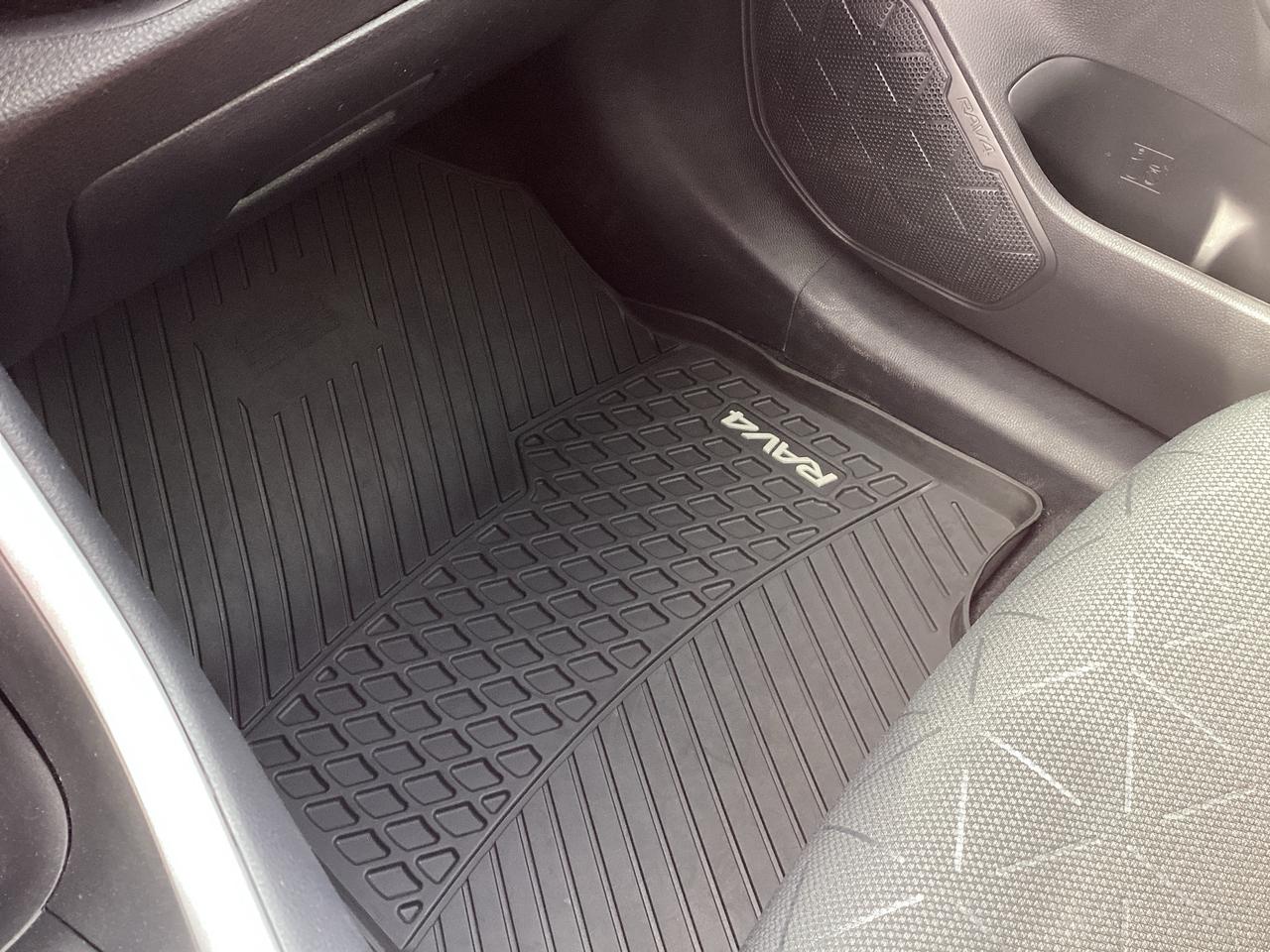 2021 Toyota RAV4 XLE AWD Photo3
